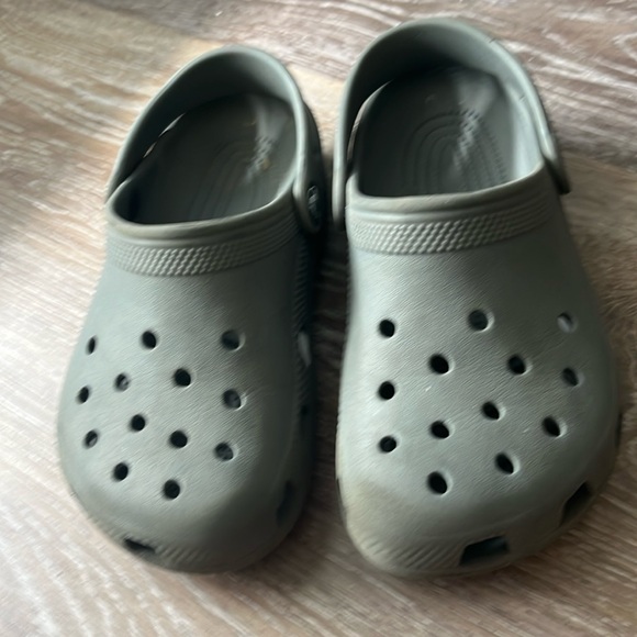 Crocs- unisex size J1 - Picture 1 of 4